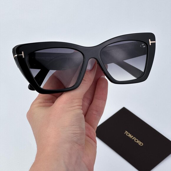 Tom Ford WYATT FT0871/S 01B Women BRAND NEW Sunglasses Black Gradient Smoke Cat main image 4